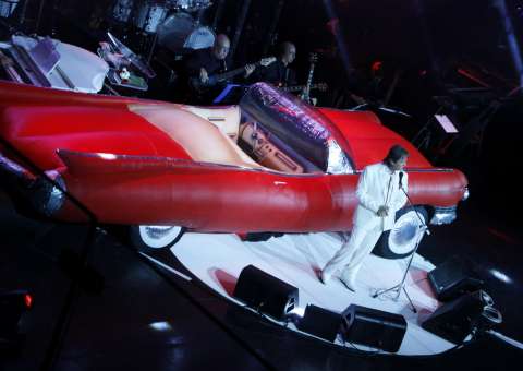 Roberto Carlos faz show com calhambeque no palco