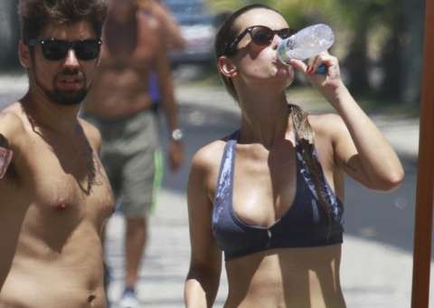 Após reclamar do peso, Juliana Didone faz caminhada e se refresca em praia carioca