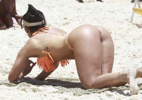  Dani Sperle vai à praia e mostra corpo pronto para o Carnaval