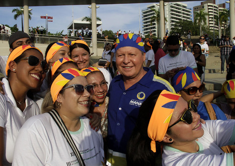 Prefeitura reúne mil mães amamentando na Ponta Negra