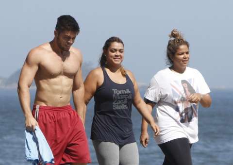  Preta Gil caminha com namorado 'sarado' personal trainer ao lado
