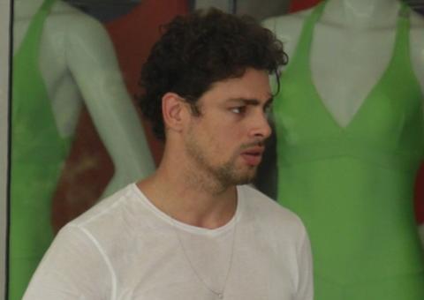  Cauã Reymond sua a camisa na academia