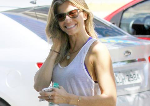  Sorridente, Grazi Massafera é fotografada de aliança