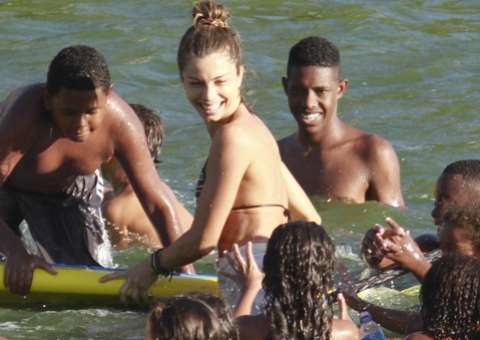  Grazi Massafera pratica esporte aquático e deixa crianças brincarem na prancha