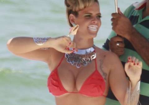 Apesar do corpaço, 'Furacão da CPI' assusta com maquiagem estranha