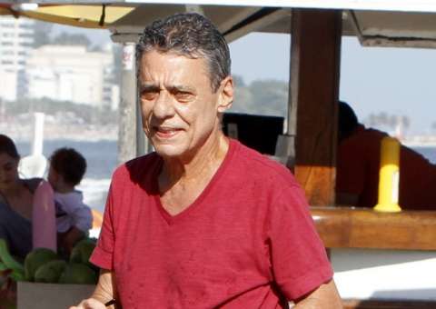  Em rara aparição, Chico Buarque é clicado curtindo praia carioca