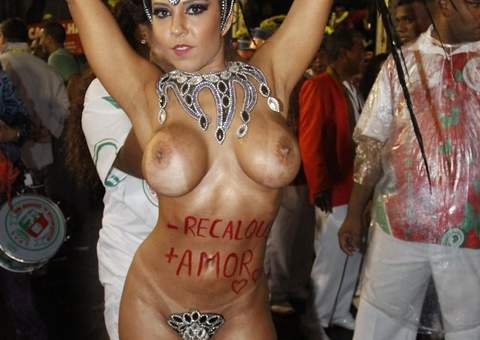  Mulher Melão volta a desfilar nua e responde às críticas "menos recalque, mais amor"