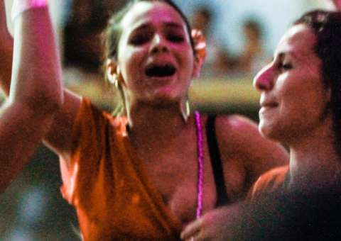 Bruna Marquezine se empolga e quase mostra demais 