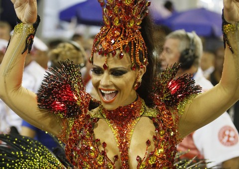 Folião 'saidinho' filma bumbum de Viviane Araújo durante desfile na Salgueiro