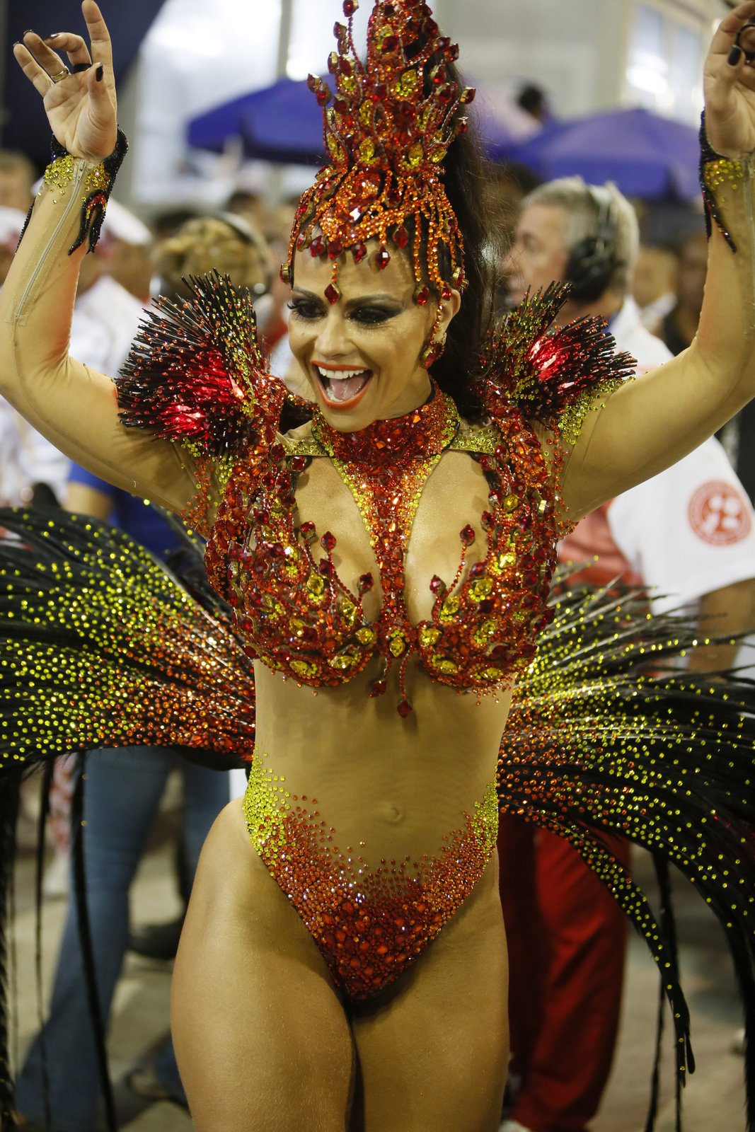 Folião 'saidinho' filma bumbum de Viviane Araújo durante desfile na Salgueiro
