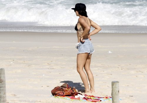 Ísis Valverde mostra boa forma em dia de praia