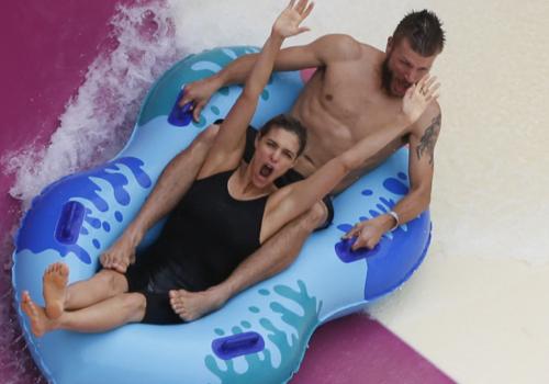 Fernanda Lima e Rodrigo Hilbert se divertem em tobogã