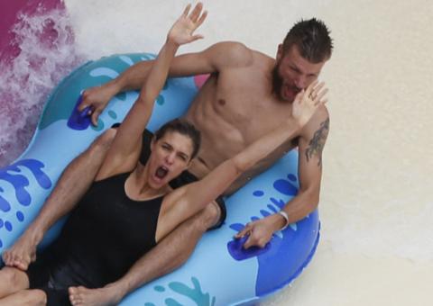 Fernanda Lima e Rodrigo Hilbert se divertem em tobogã