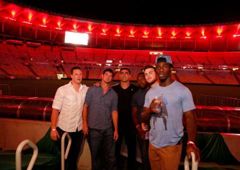 Jogadores do Super Bowl dançam no camarote Brahma no Maracanã