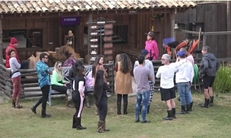 Jakelyne se irrita com Jojo Todynho durante divisão de tarefas em A Fazenda