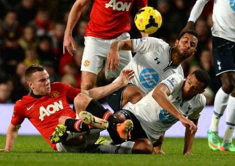 Favoritos vencem e Arsenal mantém ponta da Premier League