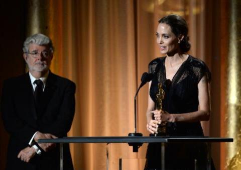 Angelina Jolie recebe Oscar honorário por trabalho humanitário