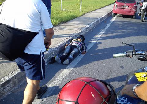 Após ultrapassagem arriscada motoqueiro bate e fica desacordado