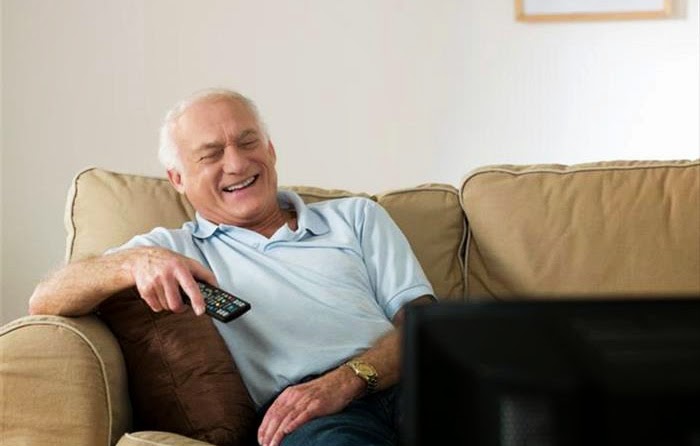a_senior_man_watching_tv_ie321-046.jpg