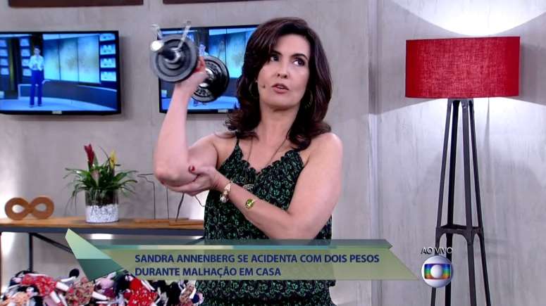Fátima Bernardes brinca com flacidez ao simular acidente de Sandra Annenberg