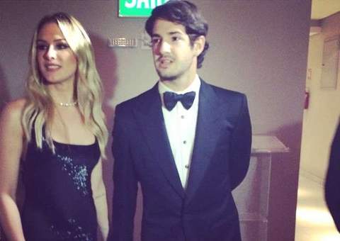 Fiorella Mattheis e Alexandre Pato assumem namoro e vão de mãos dadas a evento