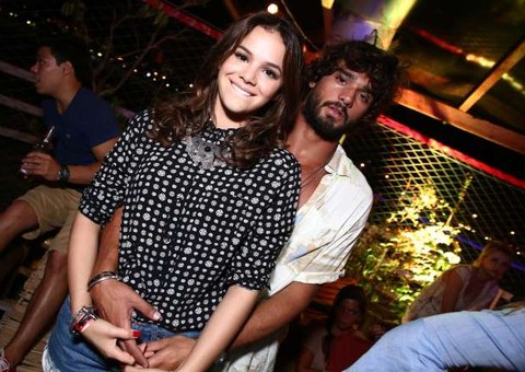 Bruna Marquezine curte show agarradinha com Marlon Teixeira