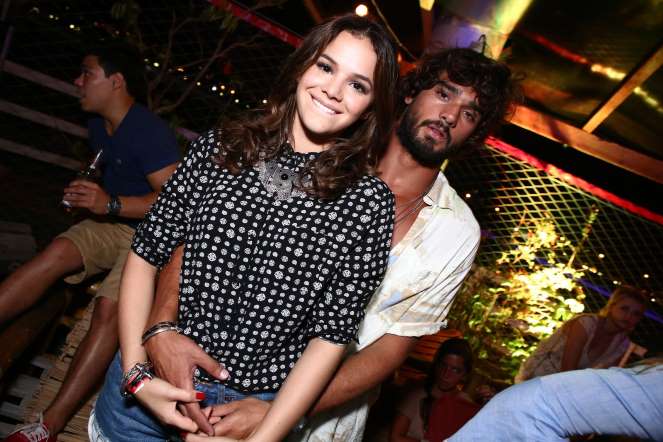 Bruna Marquezine curte show agarradinha com Marlon Teixeira