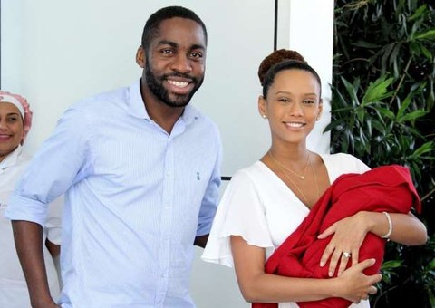 Taís Araújo e Lázaro Ramos deixam maternidade com a filha, Antônia