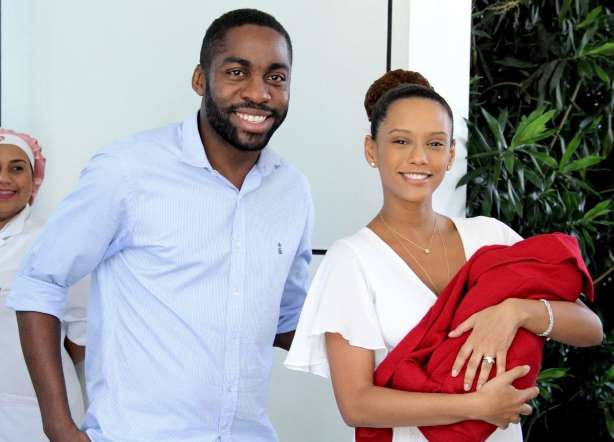 Taís Araújo e Lázaro Ramos deixam maternidade com a filha, Antônia