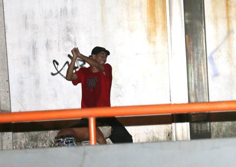 Parada de ônibus foi depredada por vândalos em Manaus