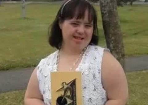 Conheça a primeira modelo plus size com Down do país