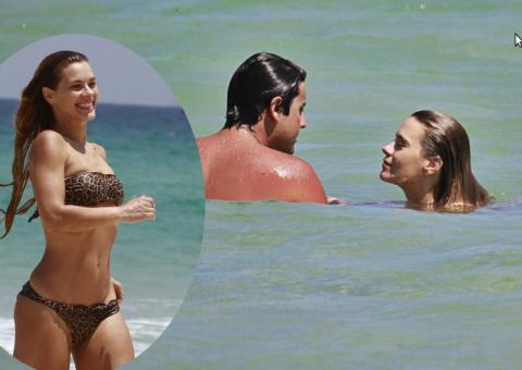 Carol Dieckmann exibe corpão em dia de praia com Bruno de Lucca