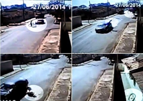 Carro atinge ciclista e arremessa bicicleta no telhado de uma casa