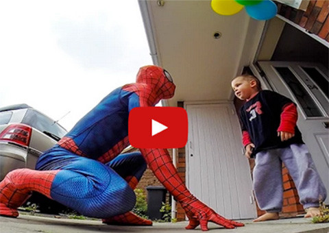 Pai se veste de Homem-Aranha pro aniversário de 5 anos de seu filho que está com câncer