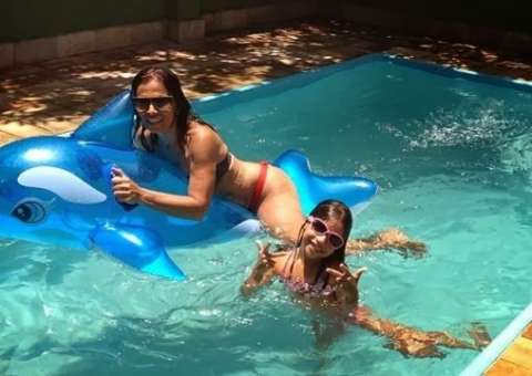 Solteira, mãe de Anitta mostra corpão de biquíni e arranca elogios dos fãs da cantora