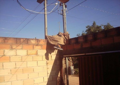 Jovem volta da balada, não consegue entrar pelo portão e acaba morrendo em cerca elétrica