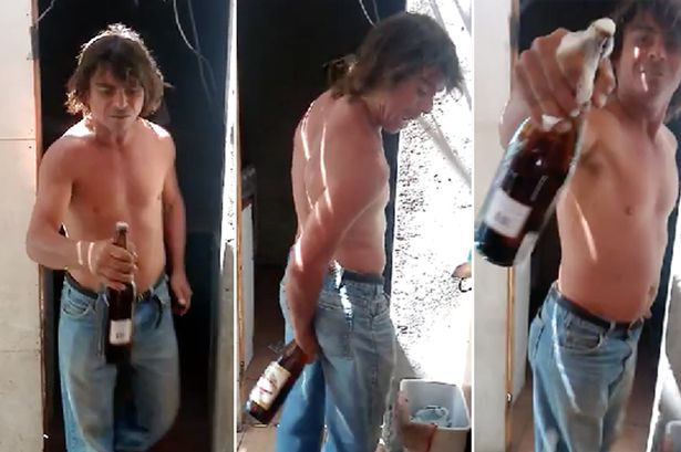 Homem abre garrafa de cerveja com a bunda. Veja