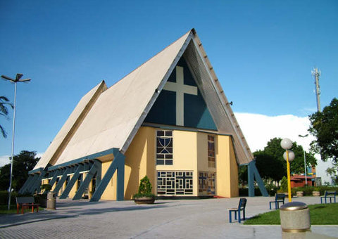 Jovem simula sexo com escultura de santo e revolta católicos