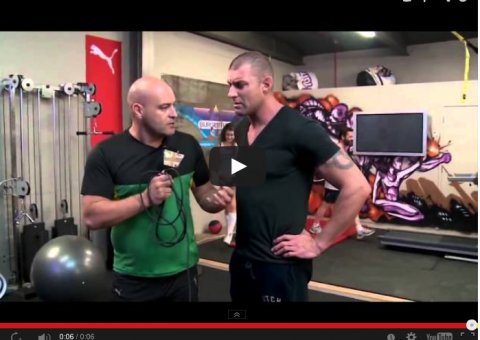 Entrevista em academia acaba em mico de 'frango'