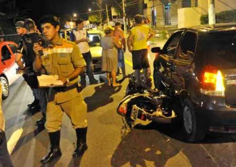 Mulher  enfia sua moto debaixo de carro e sai ferida