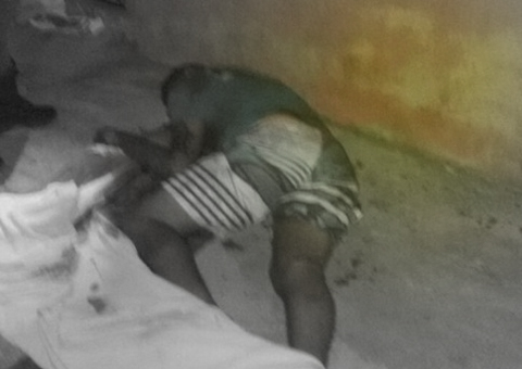 Homem com drogas no bolso leva tiro na cabeça em Manaus