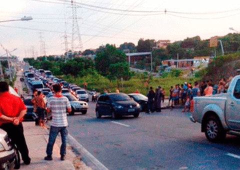 Colisão na Avenida das Torres deixa quatro pessoas feridas