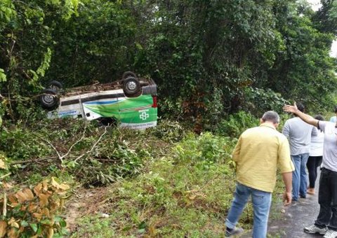 Ambulância capota na AM-010