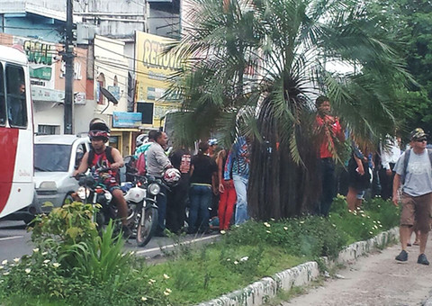 Caminhão atropela jovem na avenida Autaz Mirim