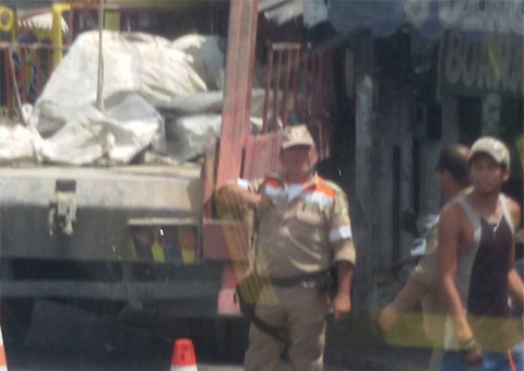 Caminhão atropela mulher, bate em dois veículos e invade casa