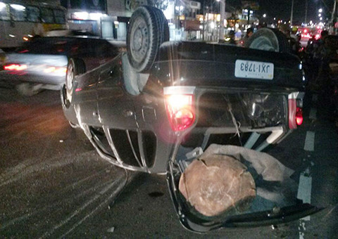 Em alta velocidade, Gol bate em Strada e capota