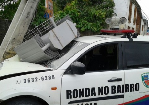 Viatura bate em poste e derruba transformador