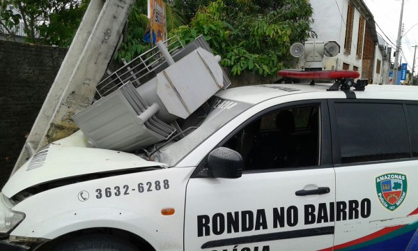 Viatura bate em poste e derruba transformador