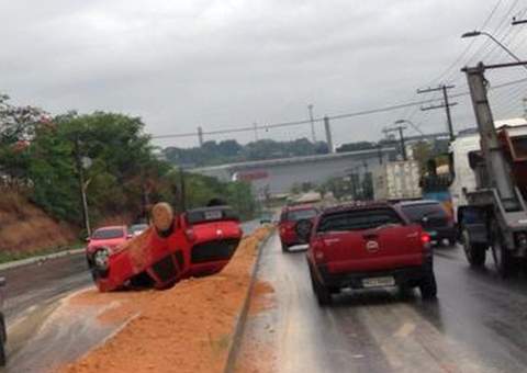 Carro capota na avenida Buriti