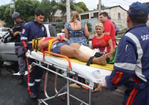 Carro bate em moto e deixa casal ferido